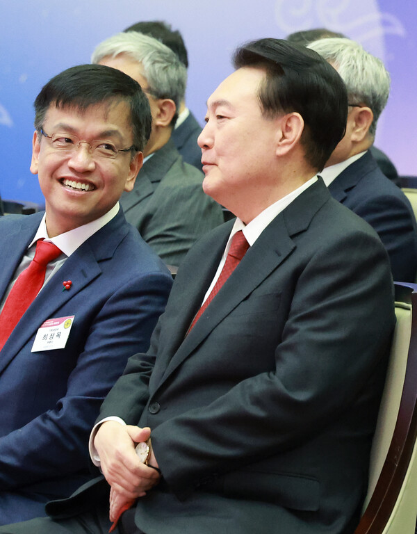 윤석열 대통령이 2일 오전 서울 영등포구 여의도 한국거래소에서 열린 2024 증권ㆍ파생상품시장 개장식에서 최상목 경제부총리 겸 기획재정부 장관과 대화하고 있다. 2024. 01. 0.2 연합뉴스