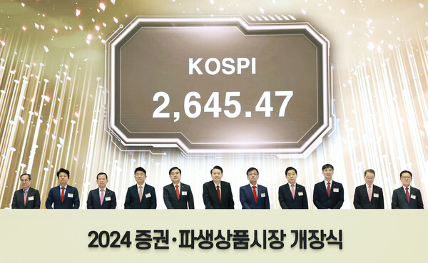 윤석열 대통령(한 가운데)이 2일 오전 서울 영등포구 여의도 한국거래소에서 열린 2024 증권ㆍ파생상품시장 개장식에서 참석자들과 함께 개장 신호 버튼을 누르고 있다. 2024.1.2. 연합뉴스