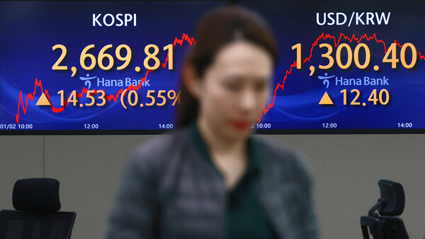 갑진년 새해 첫 거래일인 2일 오후 서울 중구 하나은행 딜링룸 전광판에 코스피, 원/달러 지수가 표시돼 있다. 2024.1.2. 연합뉴스