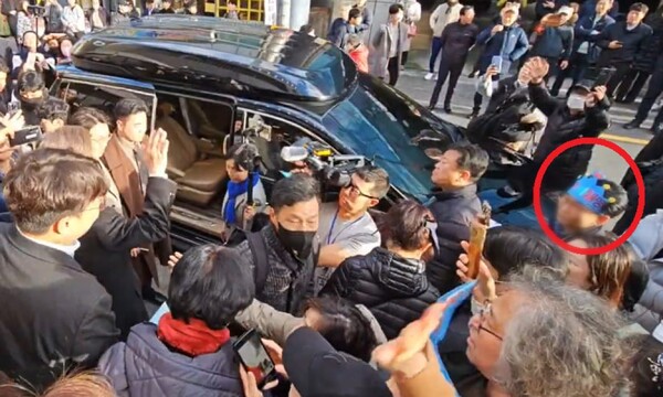 지난달 13일  부산 수영구에서 열린 민주당 부산지역 전세사기 간담회에 참석한 이재명 대표가 일정을 마치고 차량에 탑승하는 모습. 지자자들 사이에서 김 씨의 모습(오른쪽 동그라미)이 확인된다. 2023.1.2. 유튜브 황기자tv 갈무리