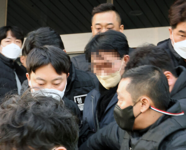 이재명 더불어민주당 대표를 공격한 60대 김모 씨가 2일 오후 부산 강서경찰서에서 나오고 있다. 김씨는 이날 오전 가덕도 신공항 부지를 둘러본 뒤 기자들과 문답을 진행 중이던 이 대표를 흉기로 습격했다. 2024.1.2. 연합뉴스