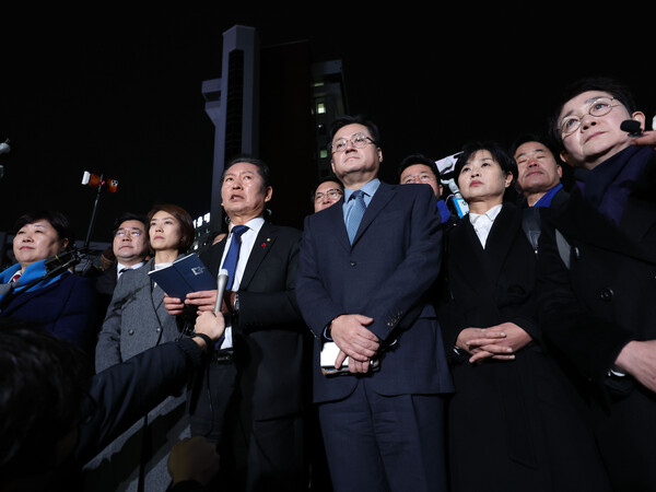 더불어민주당 이재명 대표가 부산 현지 방문 일정 중 흉기 습격을 당한 2일 이재명 대표가 치료 중인 서울 종로구 서울대병원의 응급의료센터 앞에서 민주당 홍익표 원내대표, 정청래 최고위원 등이 이재명 당 대표에게 가해진 정치적 테러에 대한 긴급 최고위원회의의 입장을 발표하고 있다. 2024.1.2 연합뉴스