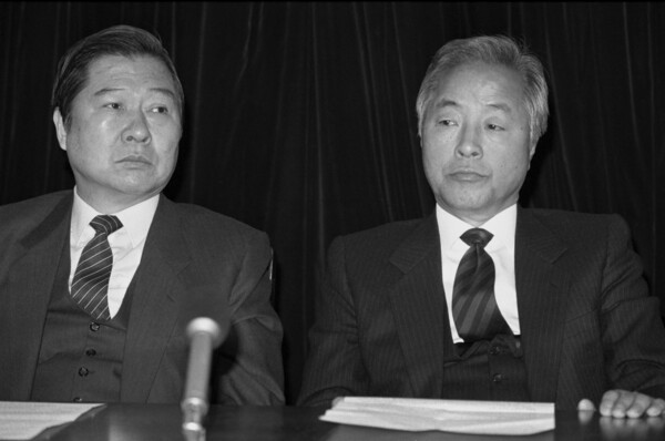 1986년 12월 29일 민추협 사무실에서 김대중(왼쪽) 김영삼 공동의장이 보도지침을 고발한 한국일보 김태홍·김주언 기자를 구속하는 것은 언론 탄압이라며 특별 기자회견을 하고 있다. 연합뉴스 DB