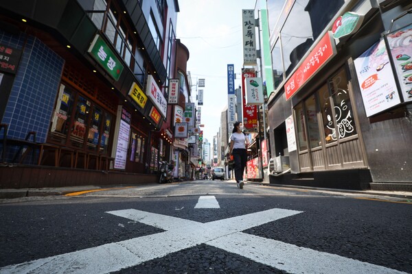 높은 외식 물가로 인한 소비 감소가 이어지고 있다. 사진은 서울 종각 젊음의거리, 음식점 등이 밀집해 있지만 한산한 모습이다. 2023.8.3. 연합뉴스