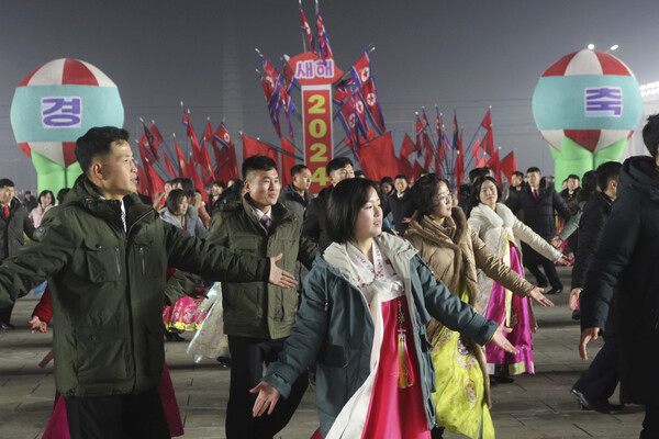 북한 청년학생들이 새해를 앞둔 31일 밤 평양 김일성 광장에서 열린 축하행사에서 춤을 추고 있다. 2023.12.31. AP 연합뉴스 