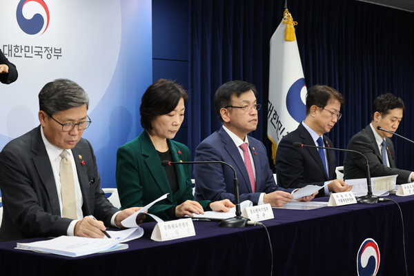 최상목 경제부총리 겸 기획재정부 장관이 4일 오후 서울 종로구 정부서울청사에서 2024년 경제정책방향을 발표하고 있다. 왼쪽부터 전병극 문화체육관광부 1차관, 오영주 중소벤처기업부 장관, 최 부총리, 박상우 국토교통부 장관, 김주현 금융위원장. 2024.1.4. 연합뉴스