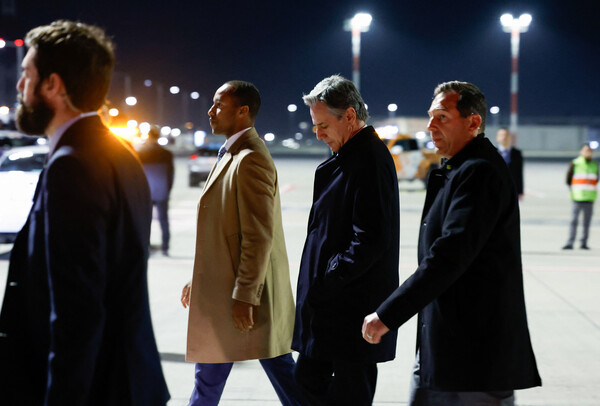 토니 블링컨 미국 국무장관(오른쪽 두번째)이 5일 튀르키예 이스탄불에 도착했다. 튀르키예는 가자 전쟁 문제 해결을 위한 이번 중동 순방의 첫 방문지다. 2024. 01. 05 [로이터=연합뉴스]