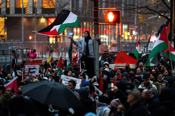 28일(현지시간) 미국 뉴욕 중심가에서 이스라엘과 팔레스타인 무장정파 하마스 간 전쟁 종식을 촉구하는 시위대가 팔레스타인기를 흔들며 행진하고 있다. 이스라엘은 각국의 휴전 촉구에도 불구하고 앞으로 몇 달간 팔레스타인 가자지구와 서안지구에서의 전투를 계속한다는 입장이다. 2023.12.29. 로이터 연합뉴스