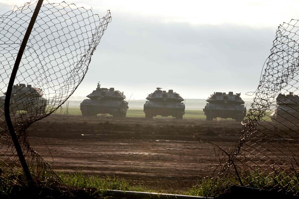 2일(현지시간) 가자지구 접경에 이스라엘군 탱크들이 횡렬로 늘어서 진격 태세를 갖추고 있다. 이스라엘은 최근 가자지구 전역으로 군사작전을 확대하고 있다. 2024.01.02.AFP 연합뉴스