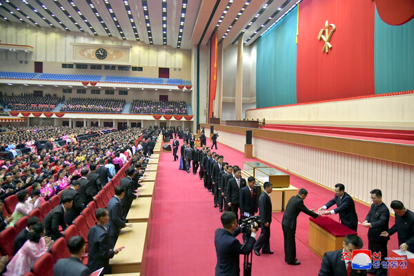 김정은 북한 국무위원장이 신년경축행사에 참가한 노력혁신자들에게 보낸 선물을 전달하는 모임이 지난 1일 평양체육관에서 진행됐다고 조선중앙통신이 2일 보도했다. 2024.1.2. 조선중앙통신 연합뉴스