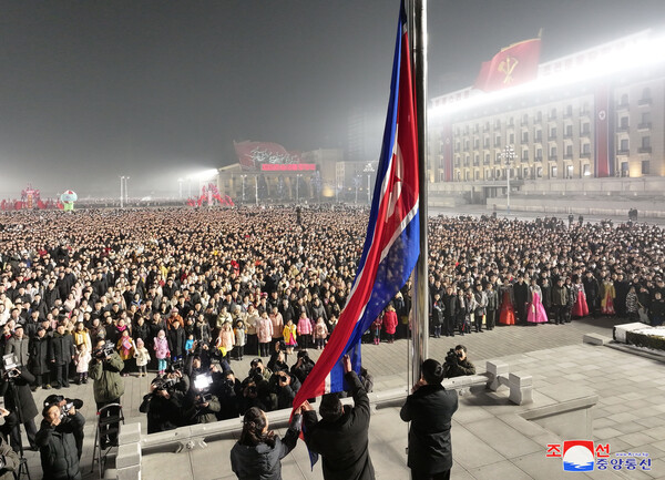 북한이 새해를 맞이하여 평양 김일성광장에서 국기게양식과 축포 발사를 진행했다고 조선중앙통신이 1일 보도했다. 2024.1.1. 조선중앙통신 연합뉴스