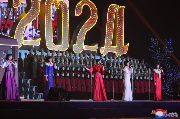 북한 김정은 국무위원장이 평양 5월 1일 경기장에서 2024년 신년경축공연을 관람했다고 조선중앙통신이 1일 보도했다. 공연관람에는 아내 리설주, 딸 주애, 김덕훈 내각총리, 조용원ㆍ박정천 당 비서 등이 참석했다. 2024.1.1. 조선중앙통신 연합뉴스