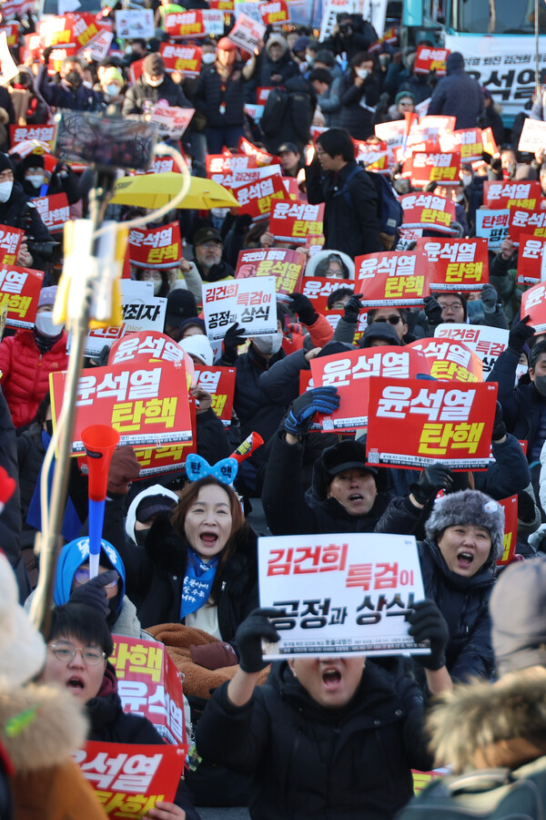 23일 오후 서울 용산구 대통령실 인근에서 열린 촛불대행진에 참가한 시민들이 윤석열 대통령의 탄핵과 부인 김건희 여사에 대한 특검을 촉구하며 구호를 외치고 있다. 2023.12.23. 연합뉴스