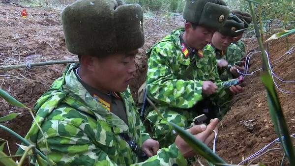 7일 김여정 북한 당중앙위 부부장의 담화 도중 북한 조선중앙TV가 오후 8시 정규보도 시간에 소개한 인민군 기만작전 폭약 발파 동영상. 담화는 지난 6일 서북도서 지역에서 포성을 모방한 폭약을 터뜨리는 기만 작전에 한국군이 속아 넘어갔다고 주장했다. 사진은 인민군 병사들이 폭약 기폭장치를 연결하는 장면. 2024.1.7. [조선중앙TV] 연합뉴스 