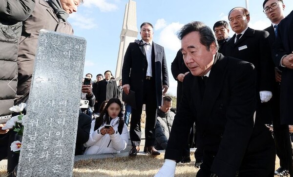 더불어민주당 이낙연 전 대표가 지난 7일 오전 광주 북구 국립 5·18 민주묘지에서 참배하고 있다. 2024.1.7. 연합뉴스 