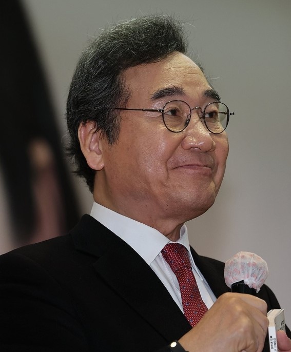 더불어민주당 이낙연 전 대표가 8일 오후 울산상공회의소에서 열린 이미영 전 울산시의원의 출판기념회에 참석해 축사하고 있다. 2024.1.8. 연합뉴스