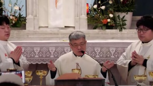 8일 오후 인천 답동 주교좌 성당에서 열린 '오염된 바다, 흔들리는 민주주의를 우려하는 월요 시국기도회'가 열리고 있다. 2024.1.8. 오마이TV 갈무리.