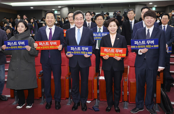 신당 창당을 추진 중인 이준석 전 국민의힘 대표(오른쪽부터)와 한국의희망 양향자 대표, 이낙연 전 더불어민주당 대표, 새로운선택 금태섭 공동대표, 정의당 류호정 의원이 9일 국회 의원회관에서 열린 양 대표의 출판기념회에서 포즈를 취하고 있다. 2024.1.9. 연합뉴스