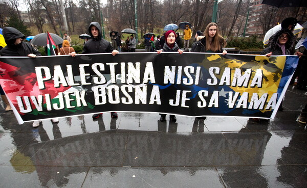 7일 보스니아 사라예보에서 팔레스타인 주민 연대 시위가 벌어지고 있다. 펼침막에서 "팔레스타인 당신들은 혼자가 아니다. 보스니아는 언제나 당신들 곁에 있다"는 글귀가 적혀 있다. 2024. 01. 07 [EPA=연합뉴스]