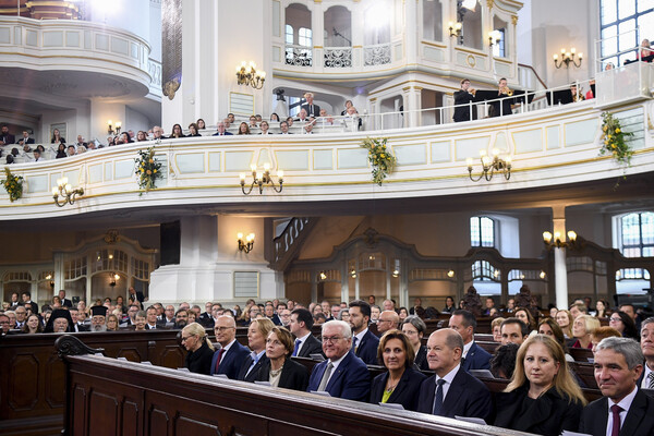 독일의 올라프 숄츠 총리(오른쪽 세번째)와 프랑크-발터 슈타인마이어 대통령(오른쪽 다섯번째)이 3일 함부르크 성 미카엘 교회에서 독일 통일 33주년 기념 예배에 참석하고 있다.  2023.10.03  [AP=연합뉴스]