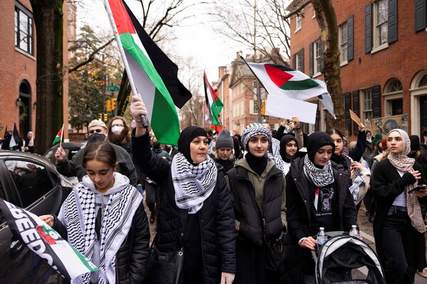 지난해 12월 11일(현지시간) 미국 펜실베이니아주 필라델피아 시내에서 조 바이든 대통령의 현지 방문에 반대하는 시위대가 팔레스타인 기를 들고 행진하고 있다. 미국이 이스라엘-팔레스타인 전쟁 휴전을 위한 안보리 표결에 반대표를 던지는 등 미국이 일방적으로 이스라엘을 지지하면서 바이든 대통령의 지지도가 계속 도널드 트럼프 전 대통령의 지지도를 밑돌고 있다. 2023.12.12. AFP 연합뉴스