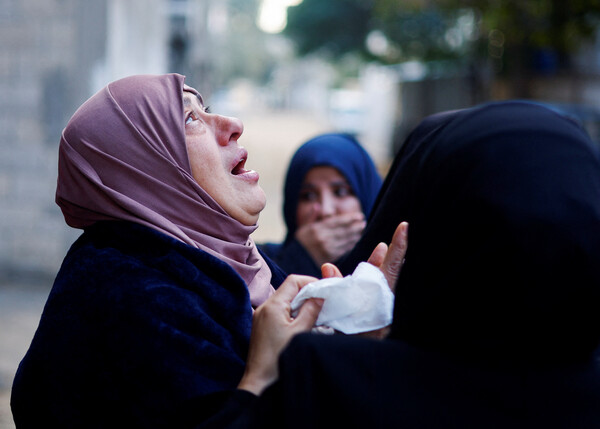 팔레스타인 가자지구 남단 라파의 주민이 지난해 12월 14일(현지시간) 이스라엘군의 공격으로 사망한 이들의 장례식에서 하늘을 쳐다보며 기도를 올리고 있다. 라파는 이스라엘군의 공격을 피해 온 피난민들이 계속 몰리면서 심각한 인도적 위기를 겪고 있다. 2023.12.14. 로이터 연합뉴스