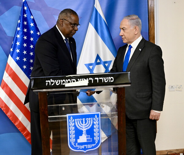 이스라엘을 방문한 로이드 오스틴 미국 국방장관이 지난 18일(현지시간) 텔아비브 키리야 군사기지에서 베냐민 네타냐후 총리를 만나고 있다. 네타냐후 총리는 이 자리에서 가자지구 전쟁을 "야만과의 싸움"이라고 규정하면서 팔레스타인 무장 정파 하마스에 반드시 승리하겠다고 밝혔다. [주이스라엘 미국대사관 제공] 2023.12.19. EPA 연합뉴스