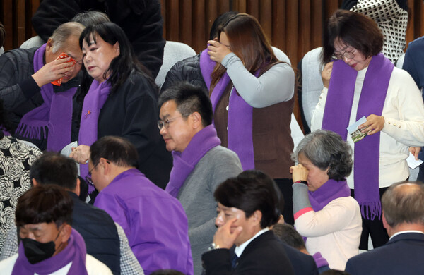 이태원 참사 유가족들이 9일 국회 본회의에서 '이태원 참사 특별법'이 표결 통과된 후 퇴장하고 있다. 2024.1.9. 연합뉴스