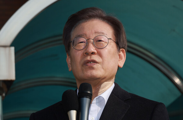 더불어민주당 이재명 대표가 10일 서울 종로구 서울대학교 병원에서 퇴원하며 발언하고 있다. 이 대표는 자택에서 당분간 치료를 이어갈 예정이다. 2024.1.10. 연합뉴스