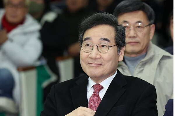 더불어민주당 이낙연 전 대표가 8일 울산상공회의소에서 열린 이미영 전 울산시의원의 출판기념회에 참석, 미소를 머금고 무대를 바라보고 있다. 2024.1.8 연합뉴스