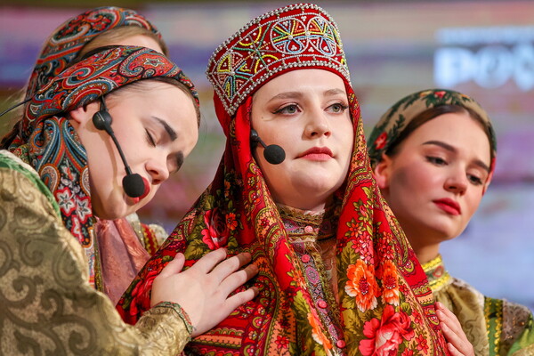 신부인 아솔 이스토미나(가운데)가 러시아 국제박람회 기간 중 코미 공화국 전통에 따른 결혼식에 참석하고 있다. 2023. 12. 19 [TASS=연합뉴스]