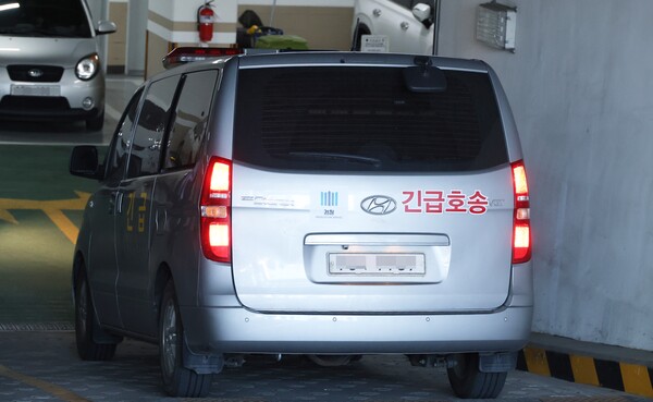 8일 오후 문재인 정부의 국가 통계 조작에 관여한 혐의를 받는 윤성원 전 국토교통부 1차관이 탑승한 호송 차량이 영장실질심사가 진행될 대전지법 지하 주차장으로 진입하고 있다. 법원은 윤 전 차관에 대한 영장을 기각했다. 2024.1.8. 연합뉴스