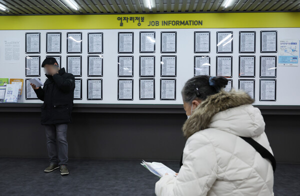올해 60세 이상 취업자 수가 소위 '경제의 허리' 40대 취업자 수를 사상 처음 웃돌 것으로 전망되는 가운데 18일 오후 서울서부고용복지플러스센터에 일자리 정보가 마련돼 있다. 2023.12.18. 연합뉴스