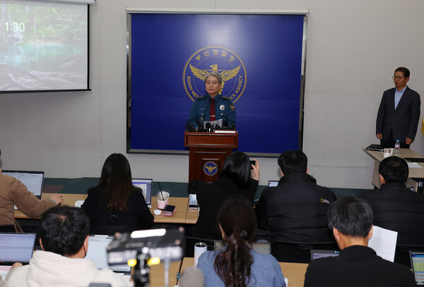 우철문 부산경찰청장이 10일 오후 부산 연제구 부산경찰청에서 이재명 더불어민주당 대표 피습 사건과 관련해 수사결과를 발표하고 있다. 경찰은 "습격범 김씨가 이 대표가 대통령이 되는 것을 막고 총선에서 특정 세력에게 공천을 줘 다수 의석을 확보하지 못하도록 하려고 범행을 저지른 것으로 조사했다"고 밝혔다. 2024.1.10. 연합뉴스