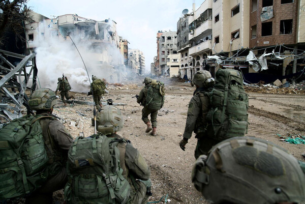 이스라엘군은 18일(현지시간) 팔레스타인 가자지구에서 작전 중인 병사들의 사진을 공개했다. 이스라엘은 현재 가자지구 북부를 거의 장악한 데 이어 남부 주요 도시에서도 지상 작전을 벌이고 있다. 2023.12.18. 로이터 연합뉴스