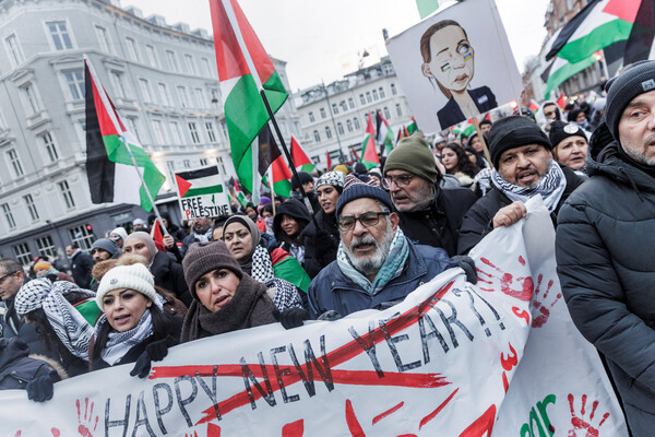 덴마크 코펜하겐에서 팔레스타인 연대 그룹과 운동가들이 조직한 "팔레스타인을 위해 모든 덴마크인은 거리로 - 당장 휴전" 집회에 시민들이 참가해 시위를 벌이고 있다.  2024. 01. 07 [로이터=연합뉴스]