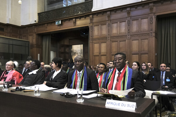 네덜란드 헤이그 국제사법재판소(ICJ)가 11일 제노사이드(집단학살) 혐의로 이스라엘에 대한 재판에 돌입했다. 이스라엘을 ICJ에 제소한 남아프리카공화국 대표단의 모습. 2024. 01. 11 [AP=연합뉴스]