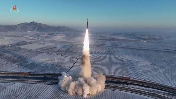 지난 19일 북한이 고체연료를 사용한 대륙간탄도미사일(ICBM)  화성-18형을 시험 발사하고 있다. 김정은 국무위원장이 참관했다. 2023.12.19. [조선중앙TV화면] 연합뉴스 