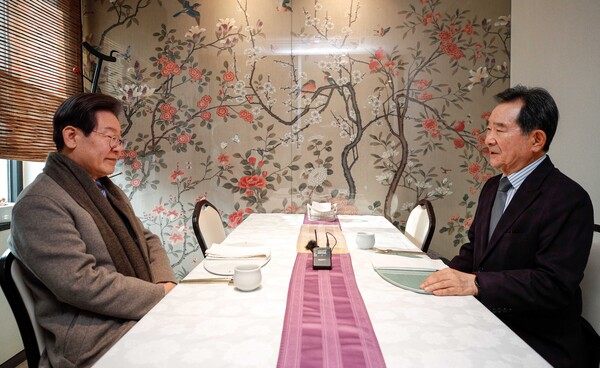 더불어민주당 이재명 대표와 정세균 전 국무총리가 28일 서울 종로구의 한 음식점에서 오찬 회동을 하고 있다. 2023.12.28 [국회사진기자단]. 연합뉴스