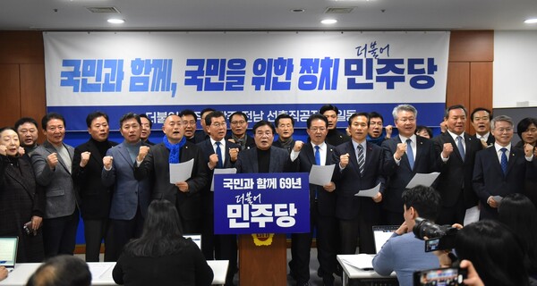 이낙연 전 더불어민주당 대표가 11일 탈당과 신당 창당을 공식 선언하자 고향이자 정치적 기반인 광주·전남 정치권이 한목소리로 비판하고 나섰다. 민주당 광주·전남 국회의원과 지방의원 일동은 11일 오후 광주시의회에서 공동 기자회견을 열고 “이낙연 전 대표가 건넌 강은 민심을 거스르고 대의를 훼손하는 것”이라고 성토했다. 민주당 광주시당 