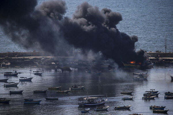 이스라엘군의 가자시티 공습 직후 가자 항구에서 화염과 연기가 치솟고 있다. 2023. 10. 12 [EPA=연합뉴스]