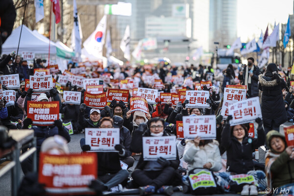 13일 오후 서울 시청역 앞에서 열린 73차 촛불대행진에 참가한 시민들이 구호를 외치고 있다. 2023.1.13. 사진 이호 작가