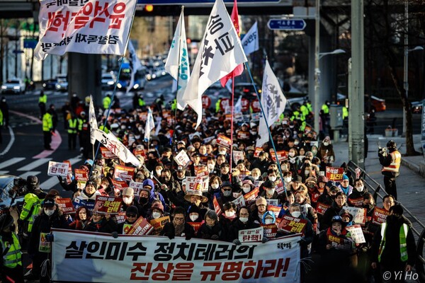 13일 오후 서울 시청역 앞에서 열린 73차 촛불대행진에 참가한 시민들이 서울 도심을 행진하고 있다. 2023.1.13. 사진 이호 작가
