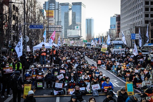 13일 오후 서울 시청역 앞에서 열린 73차 촛불대행진에 참가한 시민들의 모습. 2023.1.13. 사진 이호 작가