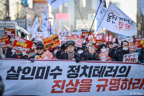 13일 오후 73차 촛불대행진에 참가한 시민들이 서울 도심을 행진하고 있다. 2023.1.13. 사진 이호 작가