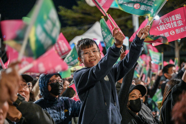 13일 실시된 대만 총통선거에서 민진당 라이칭더 후보가 당선된 뒤 자축하는 타이베이의 지지자들.  2024.1.13. UPI 연합뉴스