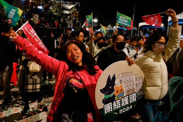 13일 실시된 대만 총통선거에서 민진당 라이칭더 후보의 당선이 확정되자 환호하는 타이베이 시민들. 2024.1.13. 로이터 연합뉴스