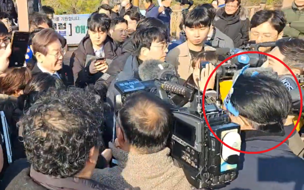 2일 더불어민주당 이재명 대표를 흉기로 테러한 피의자는 67세 남성 김모 씨로 밝혀졌다. 경찰은 김 씨에 대해 살인미수 혐의를 적용했다. 사진은 김 씨(오른쪽 동그라미)가 부산 강서구 가덕도에서 이 대표를 향해 범행을 저지르는 모습. 2023.1.2. 유튜브 바른소리tv 갈무리