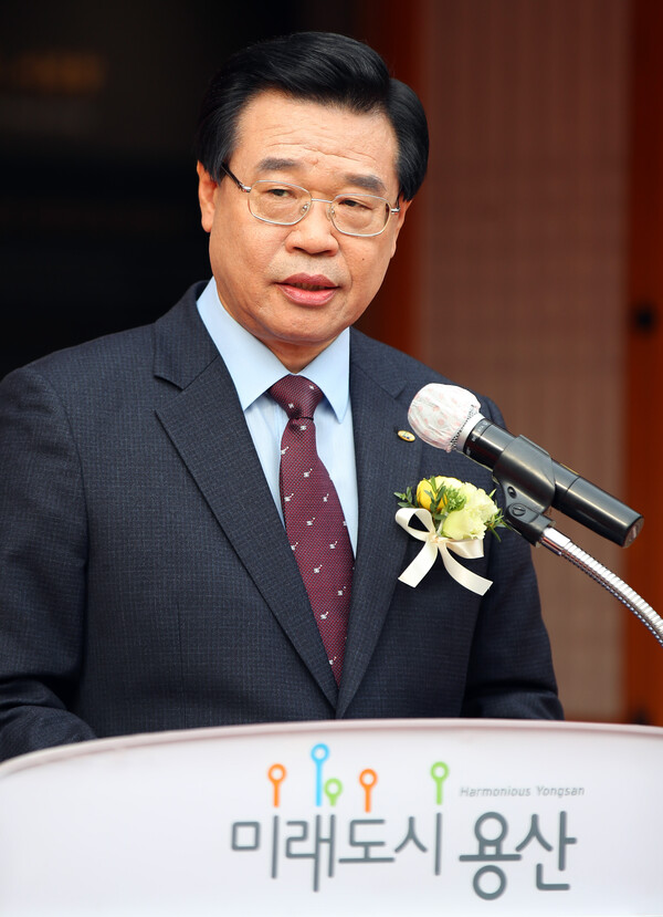 21일 오후 서울 용산구 이봉창 의사 역사울림관에서 열린 개관식에서 성장현 구청장이 기념사를 하고 있다.2020.10.21. 연합뉴스