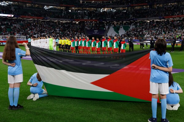팔레스타인팀의 선발 선수들이 14일 카타르 알라이얀의 에듀케이션 시티 스타디움에서 이란과의 아시안컵 C조 1차전 경기가 시작되기에 앞서 연주에 맞춰 애국가를 부르고 있다. 2024. 01. 14 [AFP=연합뉴스] 